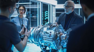 Çok Kültürlü Mühendisler Ekibi Test Aygıtı ve Tablet Bilgisayarları Kullanıyor, Analiz Ediyor ve Modern Bir Elektrik Türbininin Nasıl Çalıştığını Tartışıyor. Yüksek Teknoloji