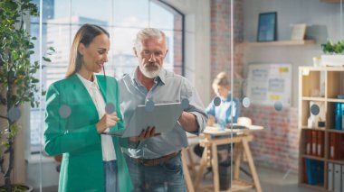 Şirketin büyümesi hakkında konuşan CEO ve yönetici veri analizi ve dizüstü bilgisayar kullanımı. İki Profesyonel Maliyeyi Tartışıyor