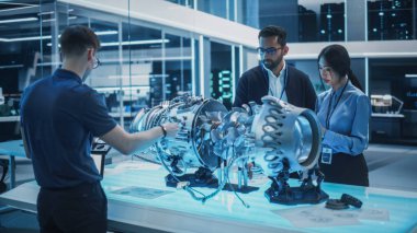 Genç Çoklu Kültür Mühendisleri Ekibi Planlar, Tablet ve Laptop Bilgisayarlar, Analiz ve Tartışma Modern Bir Elektrik Türbininin Nasıl Çalıştığını Kullanır. Yüksek