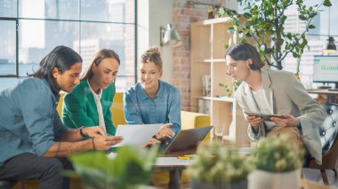 Modern Ofis Toplantı Odasında: Çeşitli İş Büyüme Profesyonelleri Grubu Laptop ve Tablet Kullan, Proje Fikirlerini Tartış