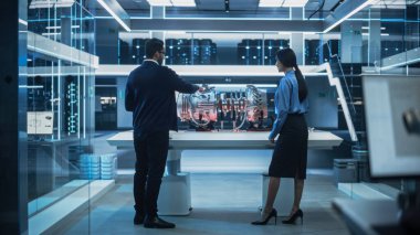 İleri Teknoloji Araştırma Tesisi 'nde çalışan iki farklı mühendis ve bir Gelecek Türbin Motoru. Proje Lideri Prototip Motorun Nasıl Çalıştığını Açıklıyor