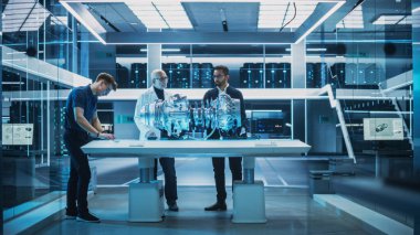 Çeşitli Kültür Mühendisleri Ekibi Laptop Bilgisayarları, Analizler ve Gelecekçi Türbin Motorlarının Nasıl Çalıştığını Tartışır. Kıdemli Müdür Genç Bir Adamla Buluşuyor