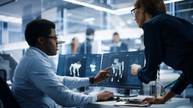 Otomasyon Geliştirme Fabrikası: Proje Yöneticisi ve Yazılım Geliştirici Konuşması, 3D Robot Köpek Modeli ile Bilgisayar Noktası. Mühendis Uzmanları