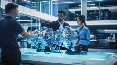 Genç Çoklu Kültür Mühendisleri Ekibi Planlar, Tablet ve Laptop Bilgisayarlar, Analiz ve Tartışma Modern Bir Elektrik Türbininin Nasıl Çalıştığını Kullanır. Yüksek