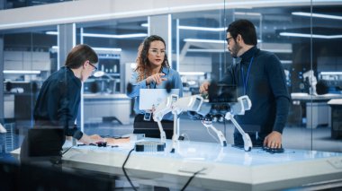 Çok Kültürlü Çok Kültürlü Mühendislerin Genç Ekibi Bir Robot Köpek Konsepti Yapıyor ve Geliştiriyor. Yetenekli Profesyonel Yüksek Teknoloji Araştırma Fabrikası