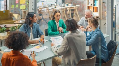 Modern Ofis Toplantı Odasında: Çeşitli İş Büyüme Profesyonelleri Grubu Laptop ve Tablet Kullan, Proje Fikirlerini Tartış