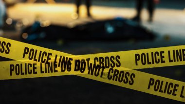 Sarı Kayıtta Çekilen Metin Polis Hattı Geçilmez. Adli tıbbın, dedektiflerin ve polislerin olduğu bir suç mahallini yasaklamak için kullanılan kaset.
