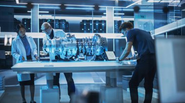 Orta Çağ Mühendisi, Proje Yöneticisi ve Bilim Adamları Ekibi, Tablet ve Laptop ile Ayakta Duran Yeni Bir Elektrik Türbin Motoru Tipi Üzerinde İşbirliği Yaptı