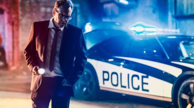 El feneri tutan ve polis arabasının önünde duran profesyonel beyaz dedektifin portresi. Görev Kanunu Memuru, Sivilleri Koruma