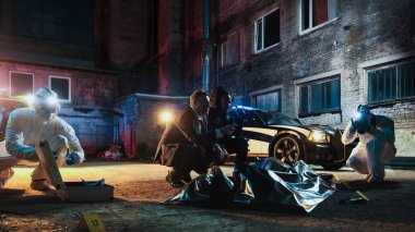 Polis Şefi Suç Mahalli 'ne Geç Kaldı. Kadın bir memur tarafından bilgilendirildikten sonra cinayet davasından şüphelenen kararlı bir dedektif. Adli tıp.