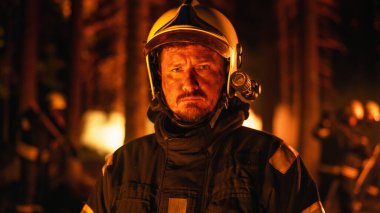 Profesyonel Koruyucu Üniformalı Ciddi Kafkas İtfaiyecisi ve Kamera ve Pozisyona Bakan Miğfer 'in Yakın Portresi. İtfaiyeci.