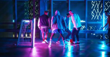 Gece vakti Neon Işıkları ve Gökdelenleri olan bir çatıda çok ırklı takım futbol oynuyor. Genç Futbolcu Salya akıtıyor, Gösteriş yapıyor