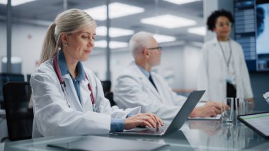 Hastane Konferans Odası: Laptop 'ta Kadın Hekim Çalışırken Doktor İlaç Geliştirme Verilerini Dinliyor. Tıbbi Ekip