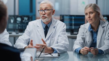 Hastane Konferans Odası: Kıdemli Nörobilimci, MRI Manyetik Rezonans Görüntülü Tablet Bilgisayar Kullanıyor, Tıbbi Ekiple Konuşuyor