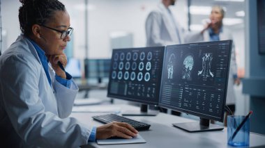 Hastane Sağlık Laboratuvarı: Profesyonel Nörobilimcileri Hasta ve Kadın Nörologlar İçin CT Tarama Bulma Tedavisini Analiz ederken Kamera Yakalıyor