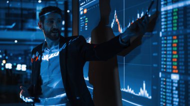 İş Konferansı Toplantısı Sunumu: İş adamı İş Adamları Grubu ile Mali Analiz görüşmelerinde bulundu. Projektör Ekranı Borsayı Gösteriyor