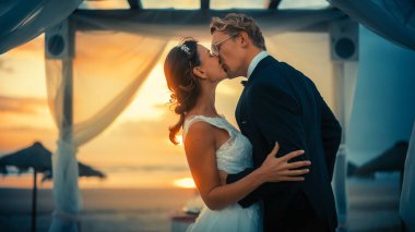 Sunset 'te bir Ocean Beach' te düzenlenen Açık Hava Düğün Töreni sırasında Gelin ve Damat 'ın Kapanışı. Romantik Çiftin Evlenmesi İçin Mükemmel Yer