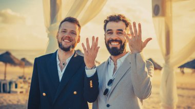 Mutlu Yeni Evli Yakışıklı Eşcinsel Bir Çift 'in Portresi Altın Yüzükleriyle Gösteriş Yapıyor. Takım Elbiseli İki Çekici Gay Adam Gülümseyin ve Poz Verin