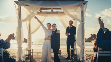 Güzel Eşcinsel Çiftler Yüzükleri ve Öpüşmeleri Açık Hava Düğün Töreninde Deniz Kenarı. İki Aşık Lezbiyen Kadın Büyük Günlerini Paylaşır