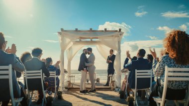 Deniz Kenarı Düğün Salonunda Yakışıklı Eşcinsel Yüzükler ve Öpücük. Aşık İki Mutlu Adam Büyük Günlerini Çeşitli Kişilerle Paylaşır