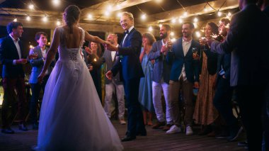 Beyaz Elbiseli Güzel Gelin ve Siyah Takım Elbiseli Damat Akşam Resepsiyonunda Düğünü Kutluyor. Yeni evliler En İyi Dans Etme Salonunda Dans Ediyor