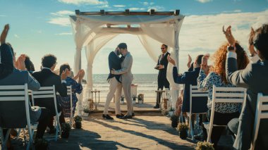 Deniz Kenarı Düğün Salonunda Yakışıklı Eşcinsel Yüzükler ve Öpücük. Aşık İki Mutlu Adam Büyük Günlerini Çeşitli Kişilerle Paylaşır