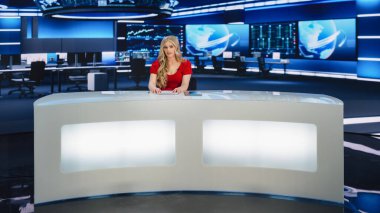 Profesyonel Kadın Sunucu Muhabirliği ile TV Canlı Haber Programı. Televizyon Kablolu TV Sunucusu Konuşuyor, İş, Ekonomi, Eğlence