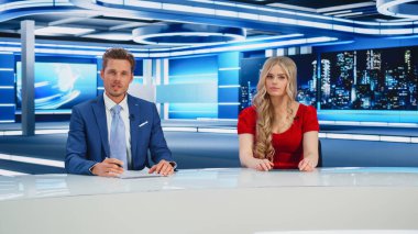 TV Canlı Haber Programı: İki Sunucu Muhabir, Konuşan, Günlük Olayları Tartışan, Dostça Sohbet. Televizyon Kanalı Erkek ve Kadın Çeşitli Takımları