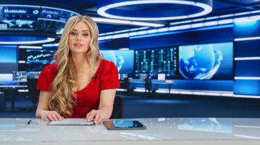 TV Canlı Haber Programı: Profesyonel Kadın Sunucu Güncel Olayları Sunuyor. Televizyon kanalı spikeri kendinden emin konuşuyor. Model