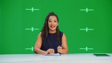 Yeşil Ekran Arkaplanı ile Haber Odası TV Stüdyosu Canlı Haber Programı: Kadın Sunucu Sunar, Konuşur. Televizyon kanalı sunucusu. Ağ