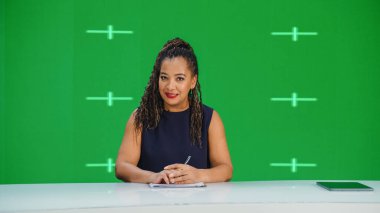 Yeşil Ekran Arkaplanı ile Haber Odası TV Stüdyosu Canlı Haber Programı: Kadın Sunucu Sunar, Konuşur. Televizyon kanalı sunucusu. Ağ