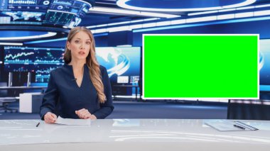Haber Odası TV Stüdyosu Canlı Haber Programı: Kafkas Kadın Sunucu Sunucu, Yeşil Ekran Kroma Anahtar Ekran Görüntüsü. Televizyon Kablosu Kanal Sunucusu