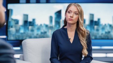 Talk Show TV Programı: İki Profesyonel Sunucu Haberler, Politika, Bilim, Ünlüler ve Eğlence. Kablo Kanal Sunucusu ve Misafir Konuşması