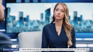 Talk Show TV Programı: İki Profesyonel Sunucu Haberler, Politika, Bilim, Ünlüler ve Eğlence. Kablo Kanal Sunucusu ve Misafir Konuşması