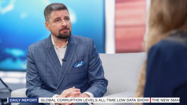 Talk Show TV Programı: Profesyonel Kablo TV Sunucusu Görüşmeleri Konuğu. Sunucular konuşuyor, Haberler, Politika, Bilim, Dedikodu, Ünlüler ve