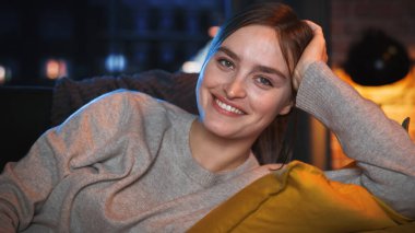 Evde Güzel Kadın Vaktinin Portresi, Bir Kanepede Dinlenme, Stylish Daire 'de Komedi TV Şovu İzleme. Genç Mutlu Kadın Eğleniyor