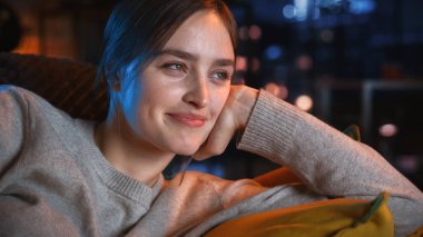 Evde Güzel Kadın Vaktinin Portresi, Bir Kanepede Dinlenme, Stylish Daire 'de Komedi TV Şovu İzleme. Genç Mutlu Kadın Eğleniyor