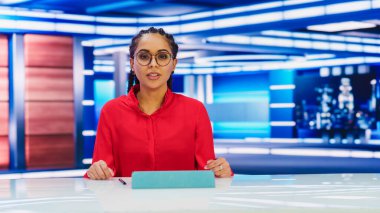 TV Canlı Haber Programı: Sunucu Günün Olayları, İş Analizi. Televizyon Kablolu TV Haber Odası Stüdyosu: Sunucu Konuşmaları