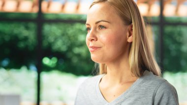Evdeki Mutfak Odasında Güzel Genç Bir Kadının Özgün Portresi Arka Bahçesinde Düşünerek Bakıyor. Çekici Sarışın Kadın Kamera ve Fotoğraf Makinesi Pozisyonları
