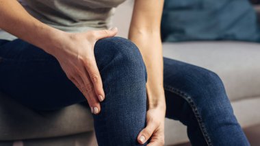 İnsanoğlu eklem ve diz sorunları yüzünden şiddetli acı çekiyor. Bacak travması veya eklem iltihabından kaynaklanan bir rahatsızlığın yakın çekimi. Masaj