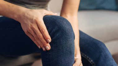 İnsanoğlu eklem ve diz sorunları yüzünden şiddetli acı çekiyor. Bacak travması veya eklem iltihabından kaynaklanan bir rahatsızlığın yakın çekimi. Masaj