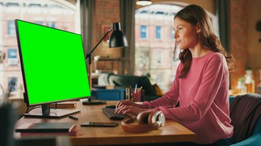 Green Screen Mock Up ekranıyla Evden Çalışan Genç Güzel Kadın. Sosyal medyayı Denetleyen Yaratıcı Kadın, İnternet Taraması