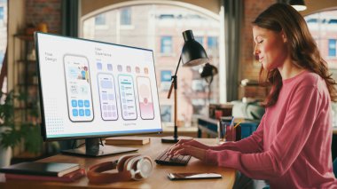 Masaüstü Bilgisayarındaki Daire Dairesinde Serbest Çalışan Genç Güzel Kadın. Yaratıcı Kadın Tasarım Mobil Uygulama Kullanıcı Arayüzü