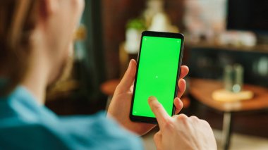 Yeşil Ekran Mock Up Ekranı ile Akıllı Telefondan Kaydırma Kaydırma Kaydırma Kaydırağı. Mobil Aygıtta Sosyal Medya İçeriğinde Eğlenen ve Eğlenen Erkek