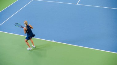 Bayan Tenis Oyuncusu Şampiyonluk maçında Raketle Topa Vurarak Servis Etti. Profesyonel bayan atlet başarılı bir şekilde grev yaptı. Dünya