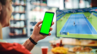 Home Tennis Fan 'de Yeşil Ekran Kroma Anahtar Zeka Telefonu, TV' de Arkadaşların Yoğun Maçı İzlemesi, Favori Sporcunun Kazanması İçin Tezahürat