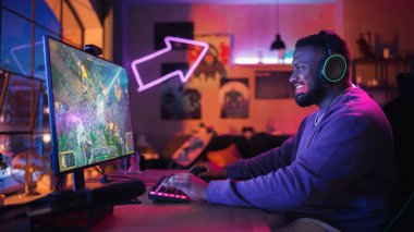 Gaming From Home: Black Gamer Güçlü Kişisel Bilgisayarda Online Video Oyunu Oynuyor. Şık Erkek Oyuncu Ekran Gösterimi ile RPG Stratejisinin tadını çıkarıyor