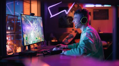PVP RPG Strateji Video Oyununda Oyuncuların Kişisel Bilgisayarda Royale Muharebesi Turnuvası 'nda Dövüştüğü Fomous Gamer Oynama ve Kazanma. Tarz Adamı