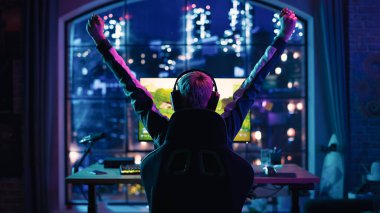 Başarılı Genç Kadın Profesyonel Oyuncu Evde Bir Neon Lit Oturma Odasında Kişisel Bilgisayarda Bir Video Oyunu Kazandı. Çevrimiçi İnternet
