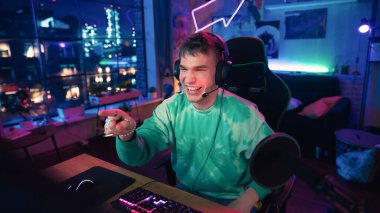 Canlı yayın sırasında heyecanlı Streamer konuşmaları ve takipçileri eğlendirme. Yaşam Tarzı ve Kişisel Haberleri Ev Yaşamından İzleyen Tarz Adamı